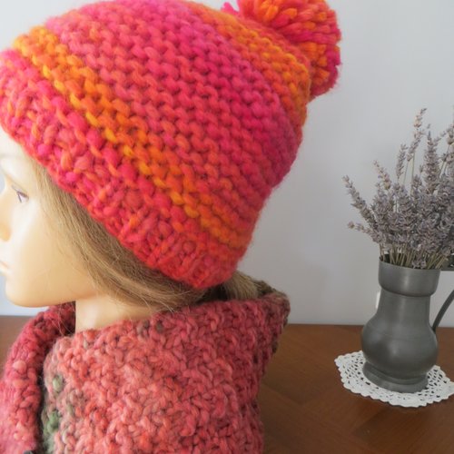 Bonnet tricoté main  avec pompon .