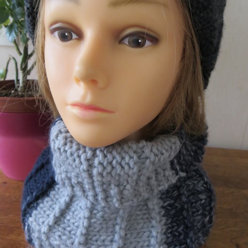 Col snood cap basic ,tricoté main ,bleu chiné ,gris et marine.