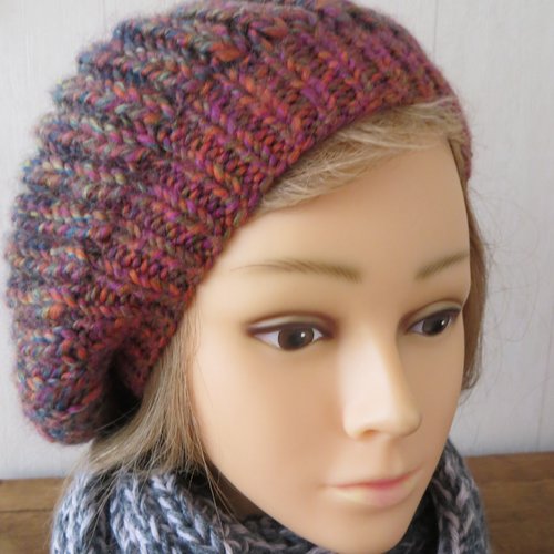 Beret  tundra degradé de bleu et orange , tricoté main.