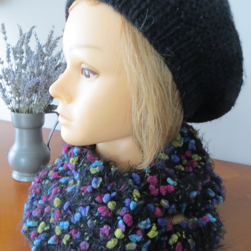 Col snood ,tricoté main dans un joli dégradé de noir,orange et bleu .