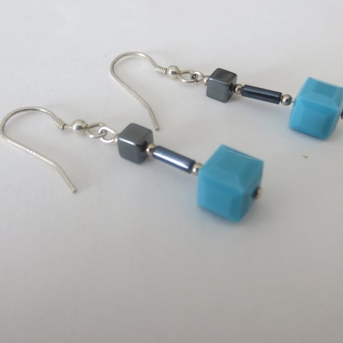 Boucles d'oreilles argent 925 et  perles cubes en cristal swaroski.