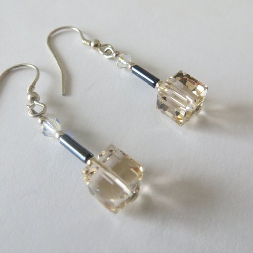 Boucles d'oreilles argent 925 et  perles cubes en cristal swaroski.