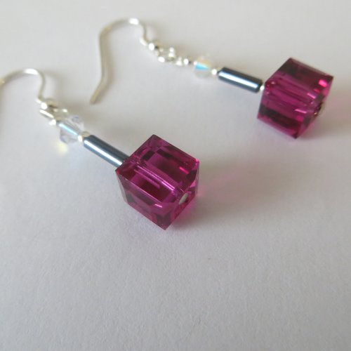 Boucles d'oreilles argent 925 et  perles cubes en cristal swaroski.