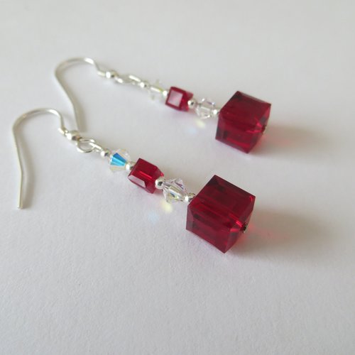 Boucles d'oreilles argent 925 et  perles cubes en cristal swaroski.