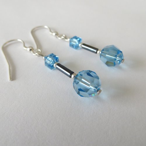 Boucles d'oreilles argent 925 et  perles cubes en cristal swaroski.