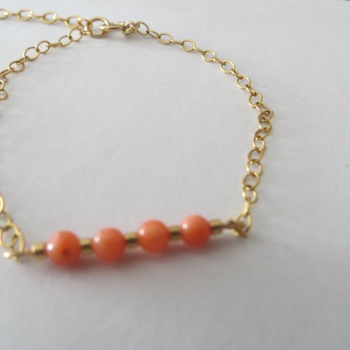 Bracelet  en véritable corail rose saumon de méditerranée et gold filled.
