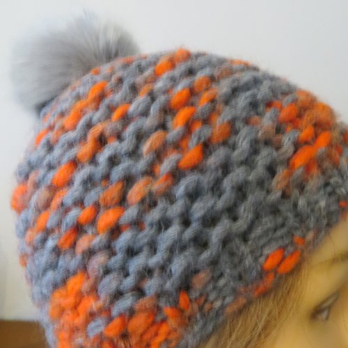 Bonnet punto gris chiné et orange avec pompon en fourrure synthétique