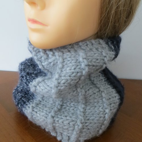 Col snood cap basic ,tricoté main ,gris chiné ,noir et blanc .