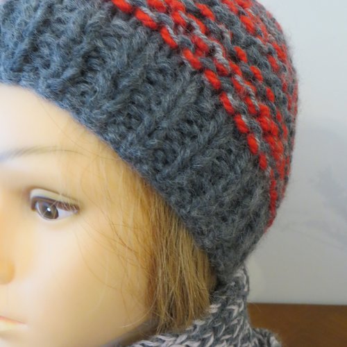 .bonnet laine péru gris et rouge .