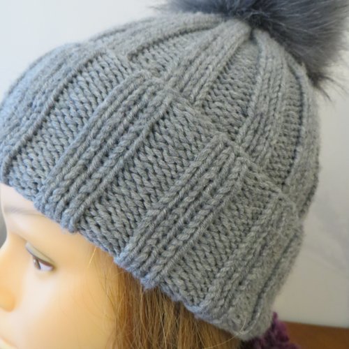 Joli bonnet gris  avec pompon en fourrure acrylique gris .