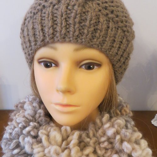 Bonnet laine péru beige foncé avec pompon fourrure .