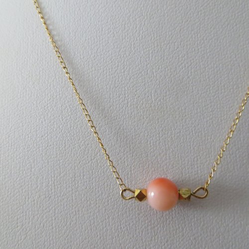 Collier perle corail  rose avec chaîne en gold filled ;