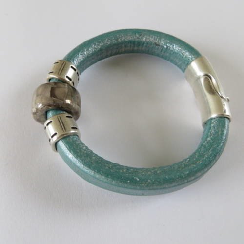 Bracelet  en cuir régaliz turquoise .avec passant en céramique grecque gris souriset métal argenté  vielli