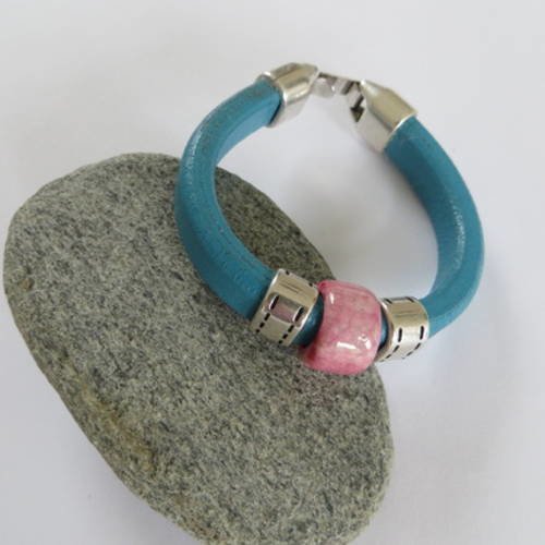 Bracelet  en cuir régaliz turquoise .avec passant en céramique grecque rose et métal argenté  vielli