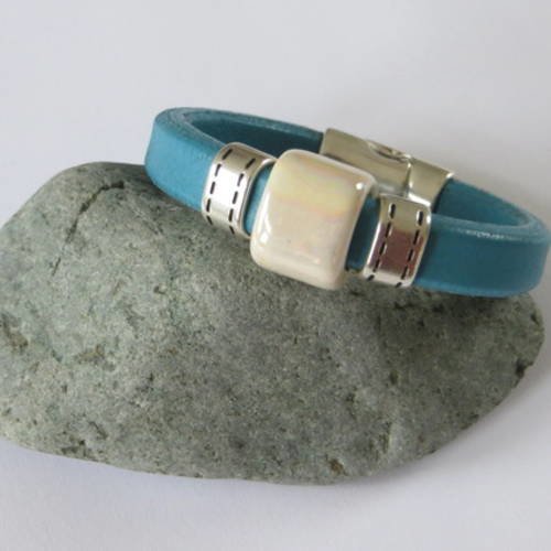 Bracelet  en cuir régaliz turquoise .avec passant en céramique grecque crème irisé et métal argenté  vielli