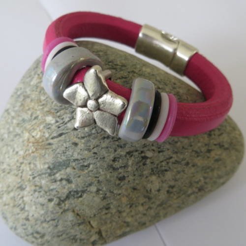 Bracelet  en cuir régaliz rose foncé.avec passant fleur en  métal argenté  vielli