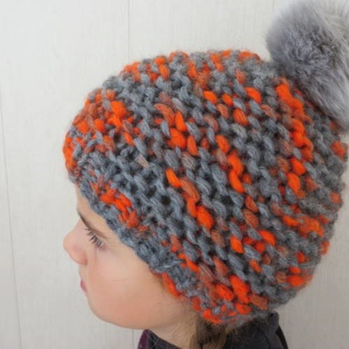Bonnet punto gris chiné et orange avec pompon en fourrure synthétique