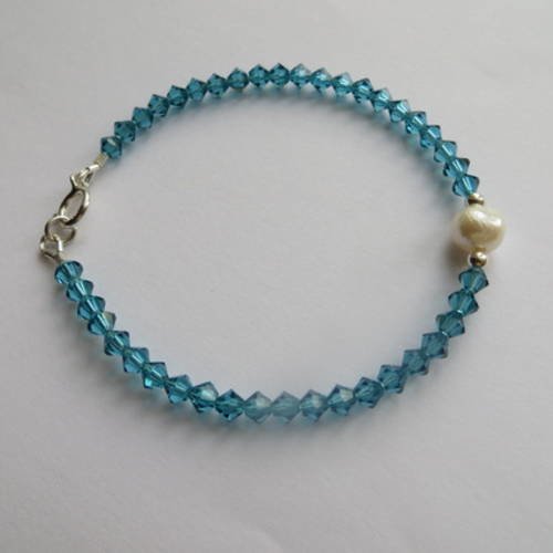 Bracelet cristal swarovski bleu et perle d'eau douce .