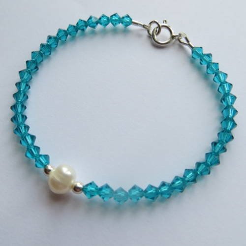 Bracelet cristal swarovski bleu indicolite et perle d'eau douce . 