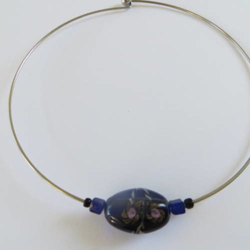 Tour de cou rigide  avec perle bleue, à bille dévissable. 