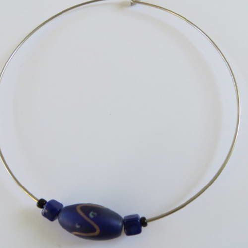 Tour de cou rigide  avec perle bleue, à bille dévissable.
