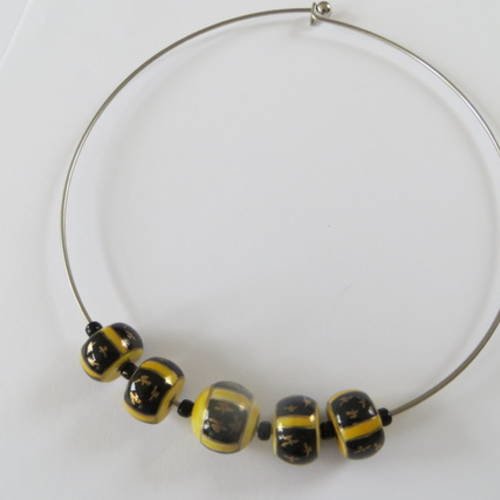 Collier tour de cou métal et perles porcelaine jaune et noir.