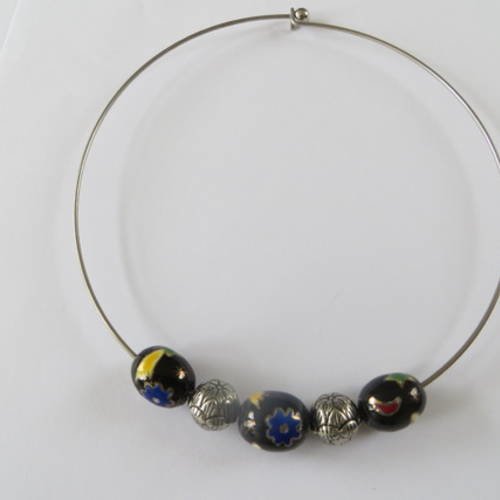Collier tour de cou métal et perles porcelaine, noir,bleu et jaune .