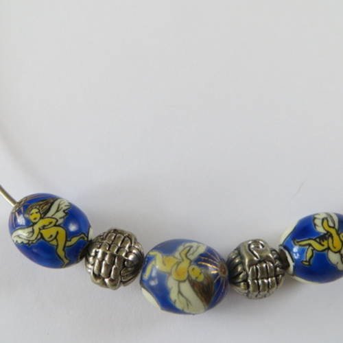Collier tour de cou métal et perles porcelaine, bleu ,blanc et or.