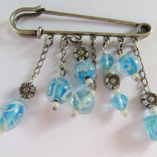 Broche épingle avec perles en verre bleues  et métal argenté .