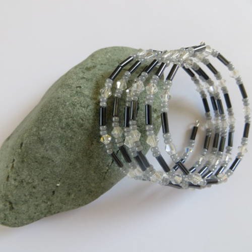 Bracelet manchette fil mémoire , perles de rocailles grises et perles tube gris hématite