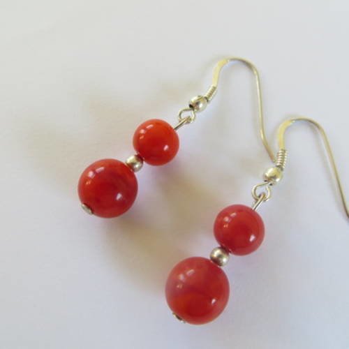Boucles d'oreilles argent 925 et  perles  en résine rouge .