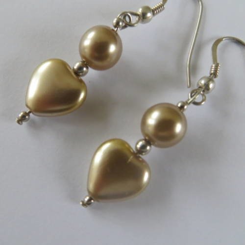 Boucles d'oreilles argent 925 et  perles  nacrées beige.