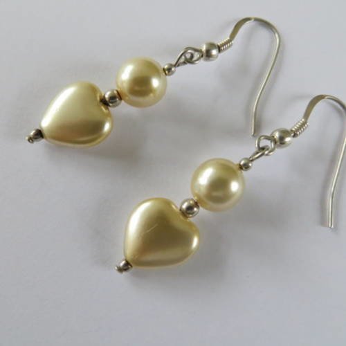Boucles d'oreilles argent 925 et  perles  nacrées beige clair .