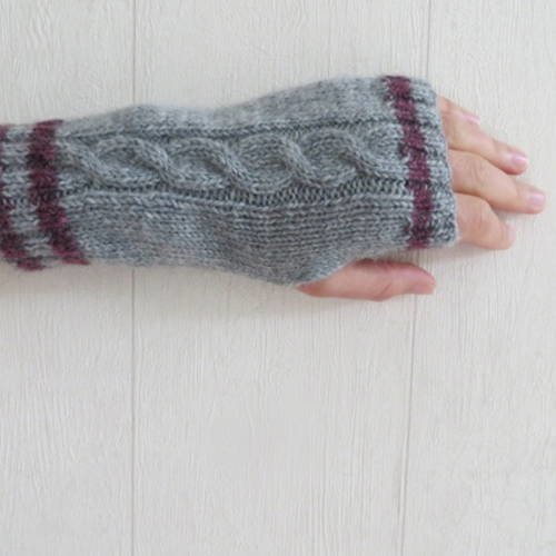 Mitaines  tricotées main ,avec torsade .gris et bordeaux; .
