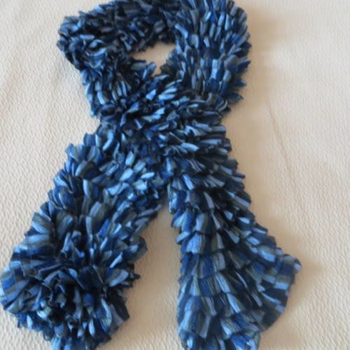 Echarpe rizos, fil ruban dégradé de bleu et gris .