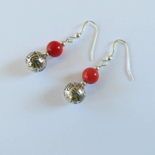 Boucles d'oreilles argent 925 avec perles en résine rouge.