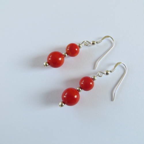 Boucles d'oreilles argent 925 avec perles en résine rouge orangé .
