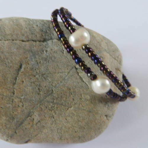 Bracelet fil mémoire , perles de culture d'eau douce et perles de rocaille mordorées .