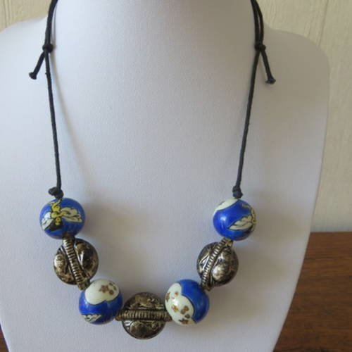 Joli collier  perles porcelaine bleue avec motifs dorés sur coton ciré noir .