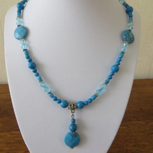 Collier perles turquoise  et cristal swarovski .