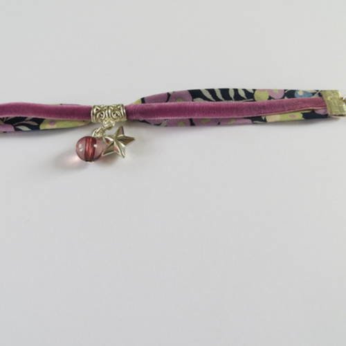 Bracelet liberty  marine et violet  avec breloque métal et perle .