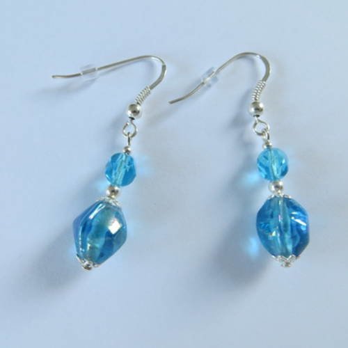 Boucles d'oreilles argent 925 et perles  en verre de bohème bleu .