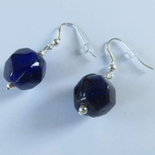 Boucles d'oreilles argent 925 et perles facettées bleu foncé avec reflets violet . de en verre  de 10mm