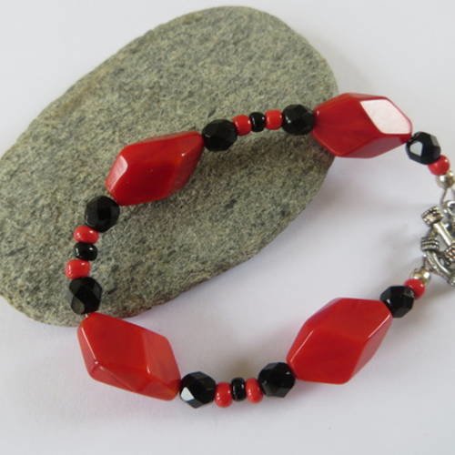 Bracelet en perles  rouge en résine  et  perles de rocailles noires