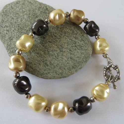 Bracelet  perles baroques nacrées hématite et beige. .