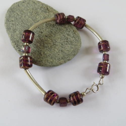 Bracelet de perles  de bohème dans les tons violet et or .