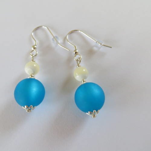 Boucles d'oreilles perles polaris bleu fluo  et nacre.