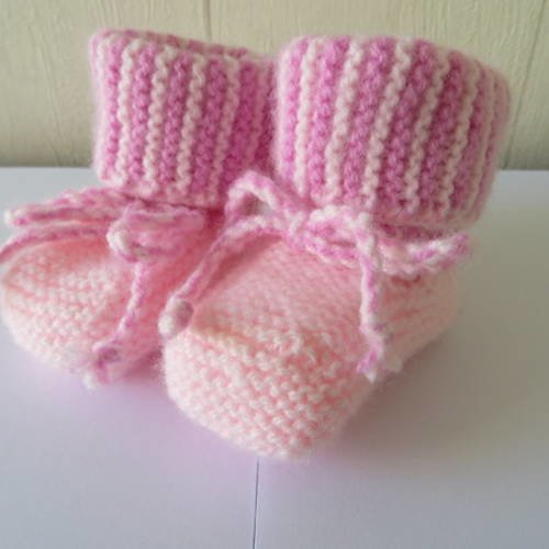 Chaussons  bébé tricotés main .