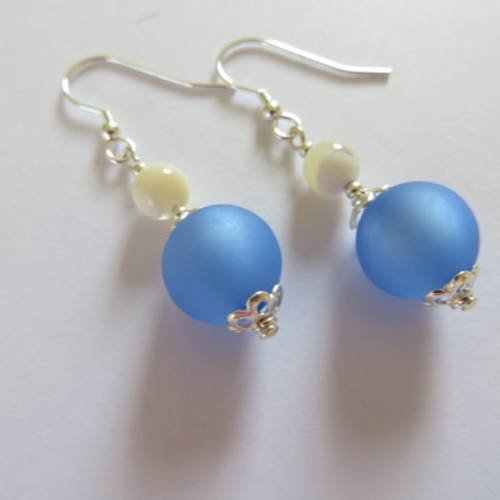 Boucles d'oreilles perles polaris bleu sapphir et nacre.