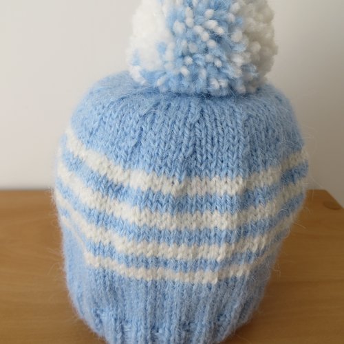 Bonnet enfant ,bleu ciel et blanc avec pompom